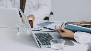 Modern ofiste dizüstü bilgisayar kullanan bir iş adamını kapat..