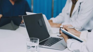 Kapat. Doktor dijital tabletle çalışıyor.