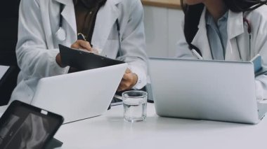 İki genç iş adamı yeni projeyi tartışıyor ve projeyi tartışıyorlar