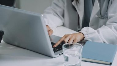 Doktor ofiste dizüstü bilgisayarla çalışıyor. Doktorun işyeri.