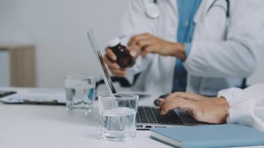 Klinikte dijital tablet üzerinde çalışan doktor