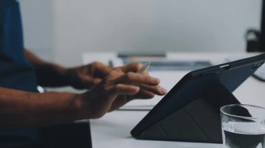 işadamı ofiste dijital tablet kullanma