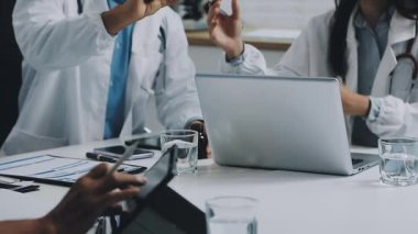 Doktor ekibi toplantının tıbbi sonuçlarını tartışıyor..