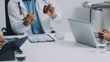 Doktor ve hemşire ofiste dizüstü bilgisayarla çalışıyorlar.