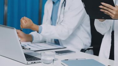 Genç Asyalı doktor hastane kliniğinde çalışıyor.