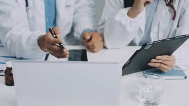 Doktorlar ve hemşireler hastane odasında çalışıyor.