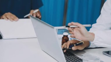 Hastayla birlikte doktor eli bilgisayarını kapat.