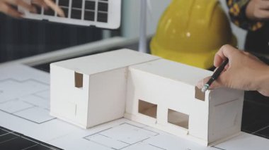 Mimari plan üzerinde çalışan mimar mühendisi, emlak konsepti