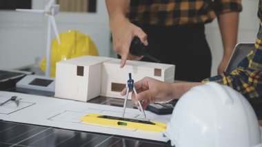 Masada planlarla çalışan mühendis, mühendis ya da mimar. İnşaat endüstrisi.