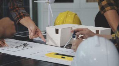 Mühendis mühendis ofis projesinde çalışıyor.