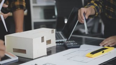 Ofiste taslak ve çizim üzerinde çalışan mimar mühendisi.