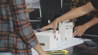 Genç bir çift emlakçı yeni evi ev ve müşteri modeliyle tartışıyor, gayrimenkul, mülk ve sigorta satın alıyor.