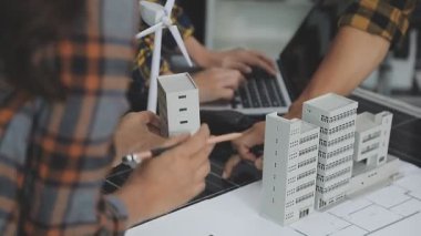 İnşaat alanında çalışan mühendis veya mimar