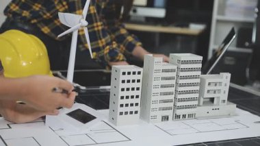 Ofiste proje üzerinde çalışan mimar, mimari arka plan