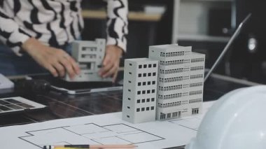 Planı elinde tutan mühendis kadın.