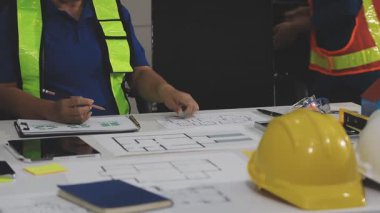 Mühendis, ofisin planıyla çalışıyor. mühendislik endüstrisi.