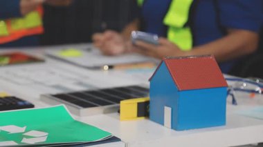 Ev, inşaat ve mühendislik tasarım alanında çalışan mühendis.