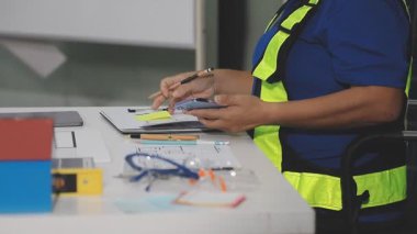 İnşaat ve mühendislik alanında çalışan mühendis ya da mühendis..