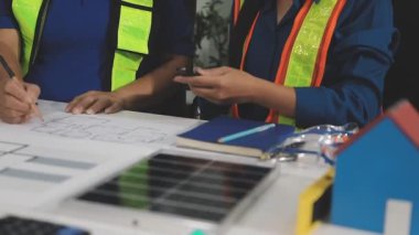 Ofiste proje, mühendislik ve inşaat üzerinde çalışan mimar