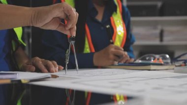 Mühendislik ve mühendislik için fabrikada çalışan mühendis..