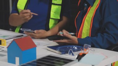 Depodaki tabletin kontrol panelini kontrol eden genç bir bayan işçi..