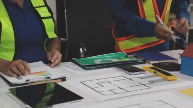 mühendis ya da mimar ya da mühendis ve mimar ofis ve inşaatta plan ve planla çalışıyor.