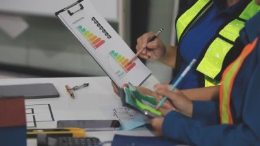 Güvenlik kaskı, inşaat işçisi, plan, tasarım, mühendislik konsepti olan mühendis ya da mühendis ya da işçi.