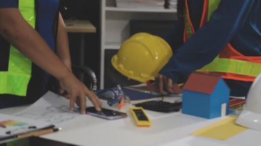 Planlar ve inşaat alanında çalışan mühendis, mühendis ya da mimar. mühendislik veya inşaat tasarımı kavramı.