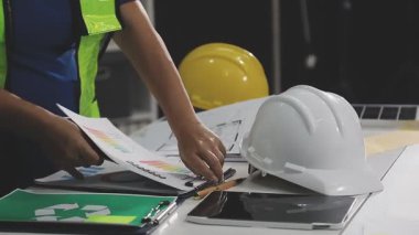 Mühendis plan ve mühendislik konseptiyle çalışıyor.,