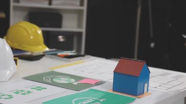 Planlar ve dizüstü bilgisayarla çalışan mühendis.