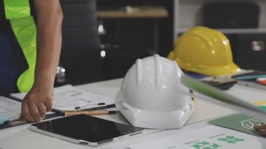 İnşaat alanında çalışan mühendis