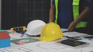 Ofiste dizüstü bilgisayarla çalışan mühendis..