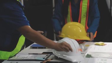 Fabrikada çalışan kasklı ve kasklı işçi mühendisi..