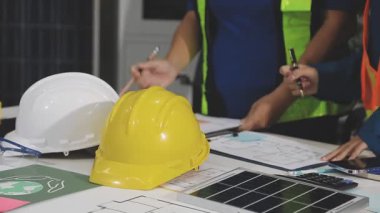 Ofiste bir proje üzerinde çalışan mühendisler, inşaat, mühendislik ve mühendislik kavramı, mühendisler, mühendis ve mimar kavramı