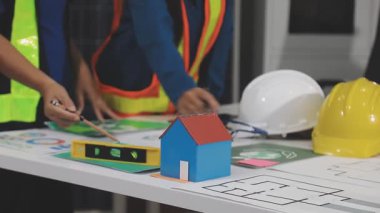 İnşaat alanında çalışan mühendis.