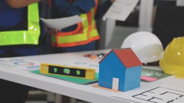 İnşaat projesinde ya da evde ev planıyla çalışan mimar mühendis ya da mühendis. İnşaat mühendisi, mimar, mühendis, inşaat, mühendislik konsepti.