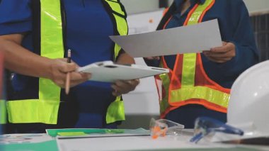 Fabrikada çalışan mühendis.