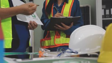 İnşaat mühendisleri inşaat alanında çalışıyor.