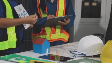 Ofiste çalışan Asyalı mühendis ya da mühendis.