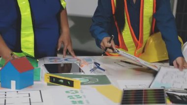 Tablet bilgisayarla çalışan mühendis veya mühendis