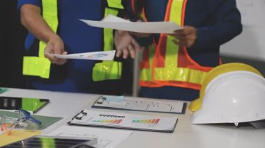 Ofisteki genç mimar elinde bir planla