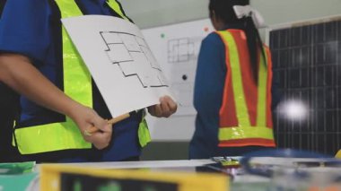 Asyalı mühendis, mühendis ya da mühendis ya da mühendis. İnşaat şantiyesindeki inşaat alanında mühendislik, mühendislik ve mühendislik kavramına sahip plan ve inşaat projesiyle çalışıyor.