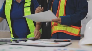 Ofis inşaatının planlarıyla çalışan mühendis, mimar, mühendis ya da mühendis kadın. inşaat kavramı.