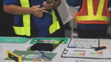 Mühendis, ofisteki planla çalışıyor.