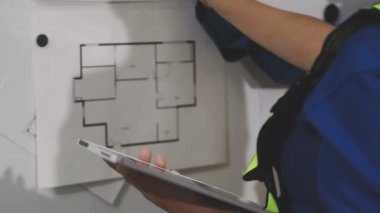 Ofisteki proje üzerinde çalışan mimar.