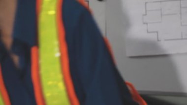 Planları ve tableti olan genç bayan mühendis.