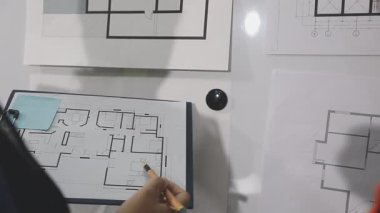 İnşaat ya da inşaat odasının planlarıyla çalışan mühendis, mimar ya da mimarı. inşaat kavramı