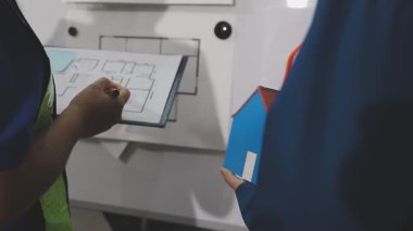 Mühendis ve mimar ekibi ofiste çalışıyor.