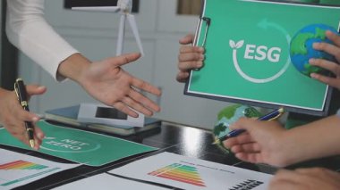 Kağıt tutan ellerin dijital bileşimi: sürdürülebilir kavram