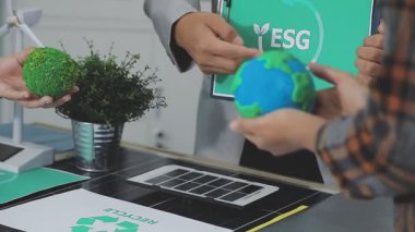 Küresel eko işaretli küresel kağıt taşıyan bir iş adamı